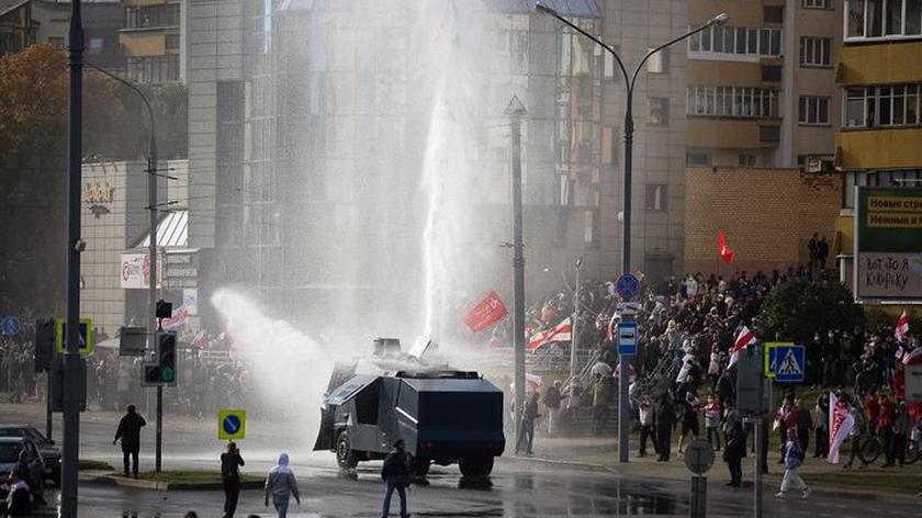 Armatka wodna rozpędza protestujących w Mińsku 