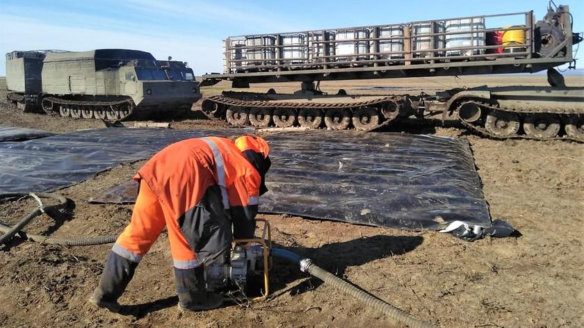 Służby ratownicze w drodze do Kraju Krasnojarskiego, gdzie doszło do katastrofy ekologicznej 