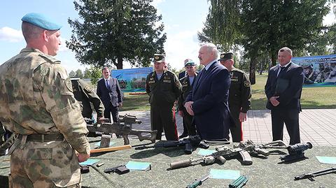 Alaksandr Łukaszenka wizytuje 5. brygadę sił specjalnych  