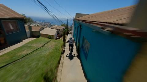 Niezwykłe ujęcia z drona na zawodach w miejskim downhillu
