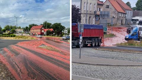 Rondo bolognese, czy rondo truskawkowe? Czerwona pulpa zajęła ulice Czaplinka