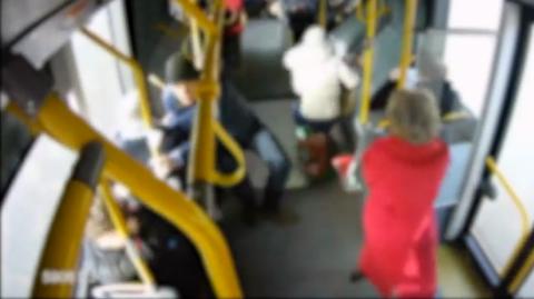 Niespodziewane hamowanie kierowcy autobusu może być niebezpieczne dla pasażerów