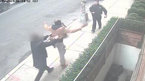 Przechodzień zatrzymał uzbrojonego mężczyznę i oddał go w ręce policji