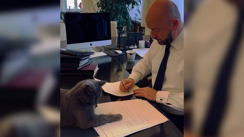 Prezydent Wrocławia i kot Wrocek podpisują zarządzenia w biurze