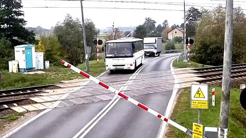 Kierowca autobusu zignorował sygnalizację świetlną i wjechał pod opadające rogatki