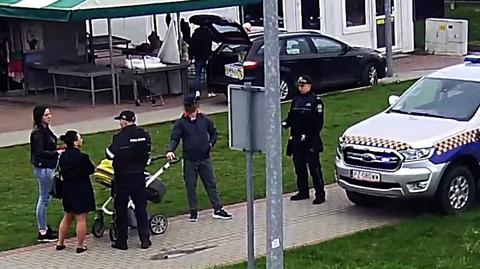 Pijany prowadził wózek z dzieckiem. Strażniczkom gminnym powiedział, że idzie po drugie dziecko