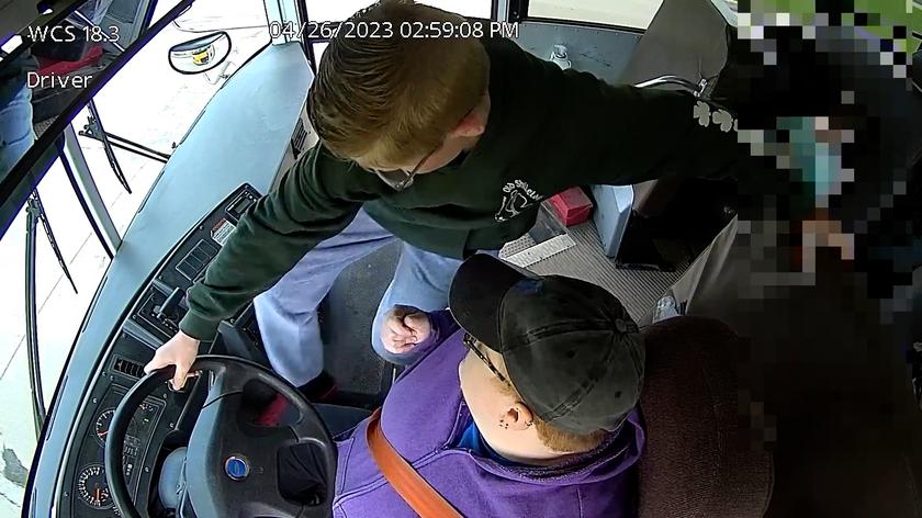 Kierowca szkolnego autobusu zasłabł w czasie jazdy. Na pomoc ruszył uczeń