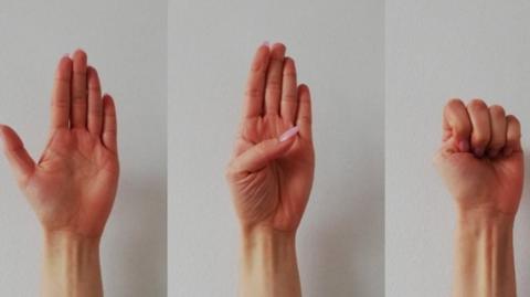 Czy wiesz co oznaczają te znaki? Znajomość tych gestów może uratować życie lub zdrowie osoby poszkodowanej