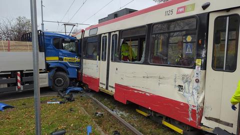 Zderzenie ciężarówki z tramwajem na ul. Kartuskiej w Gdańsku