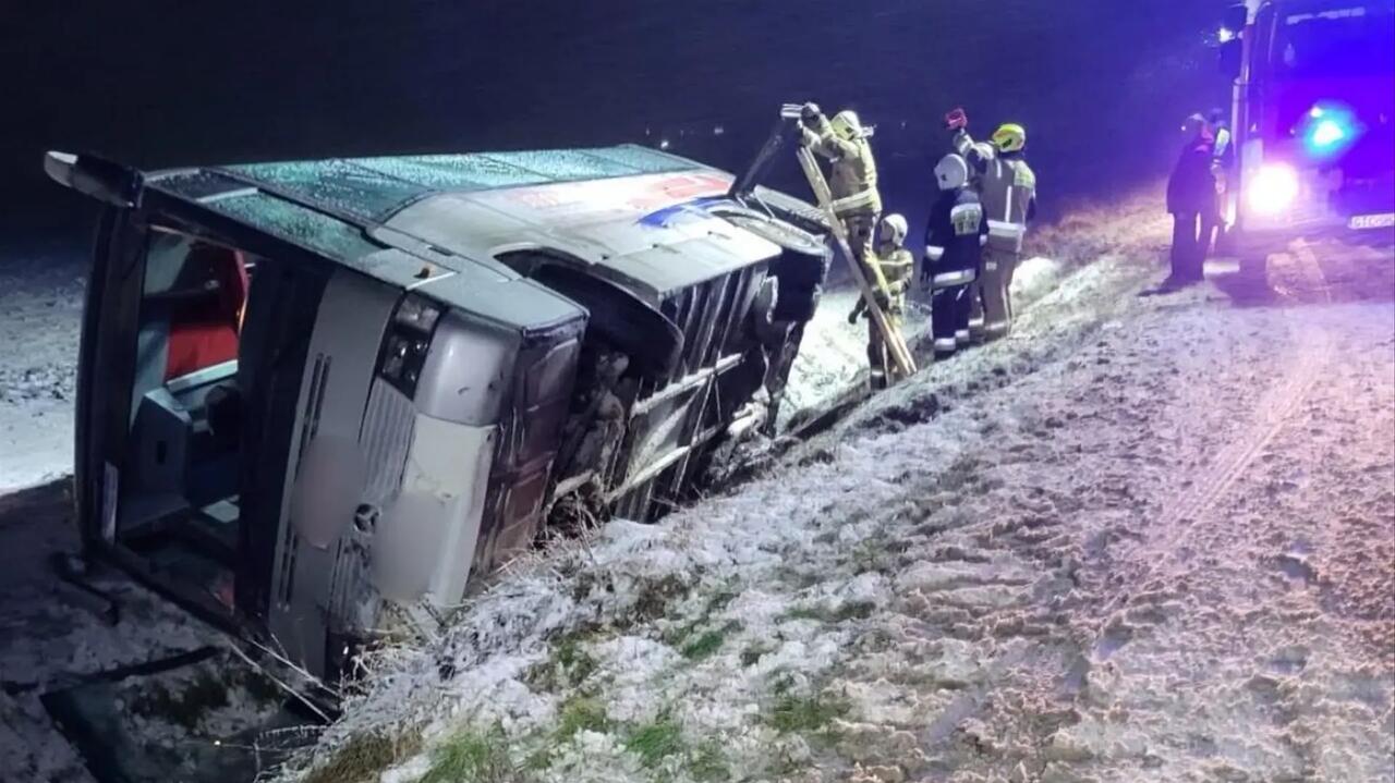 Autobus wpadł do rowu na DW 229. Kierowca ukarany mandatem