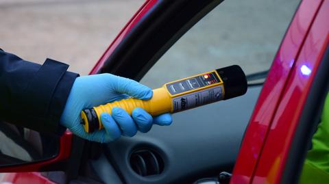 Pijany kierowca mlekowozu uderzył w auto i wpadł do rowu