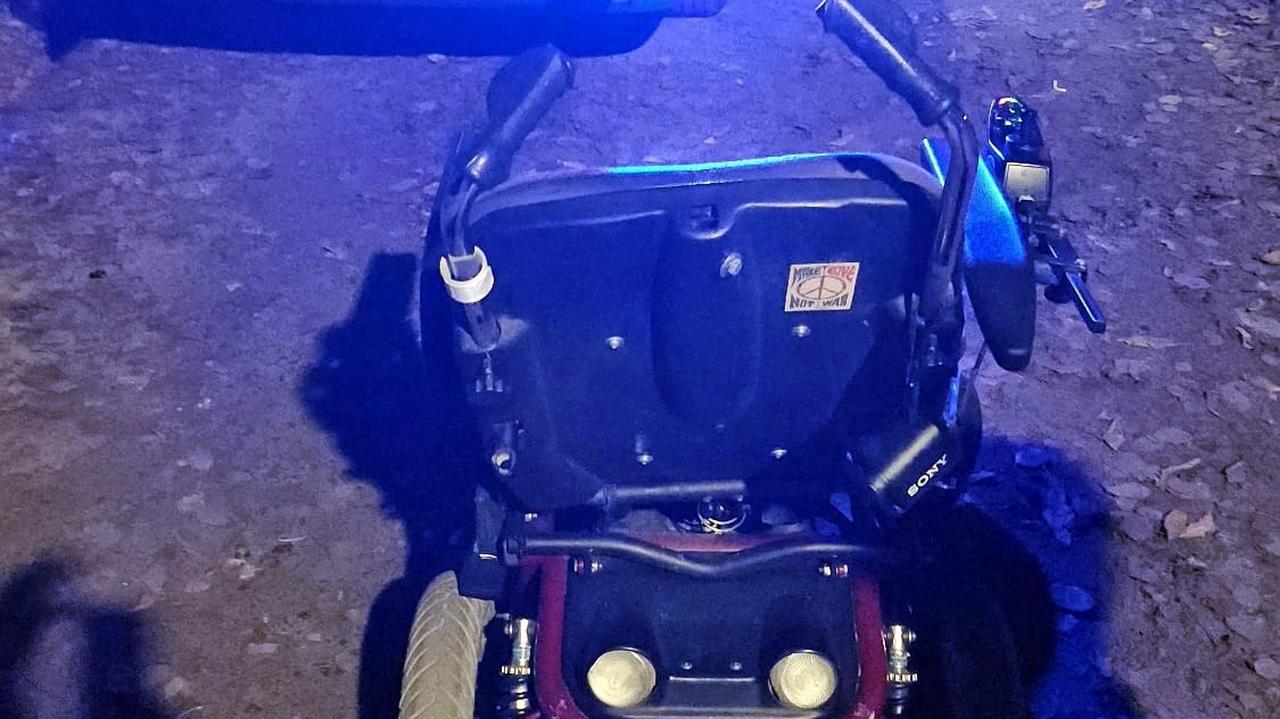 Turysta na wózku inwalidzkim utknął w lesie. Pomogli strażnicy miejscy