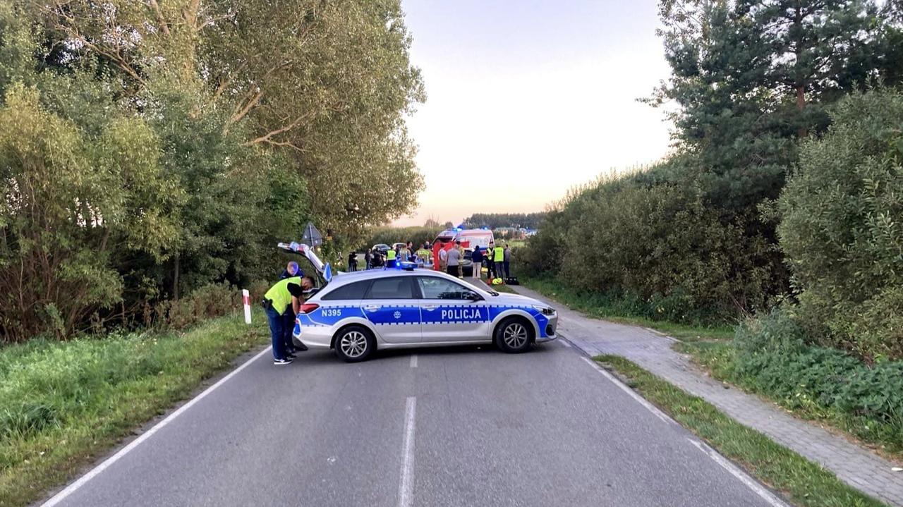 Czołowe zderzenie motocykla z osobówką. Pasażer jednośladu zginął na miejscu