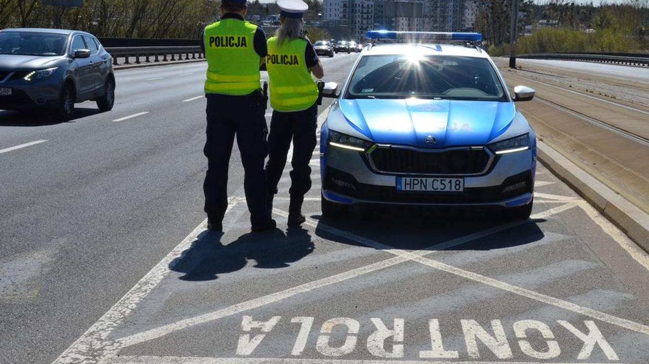 Samochód uderzył w beton i zaparkowane auto. Pasażer próbował wziąć winę na siebie