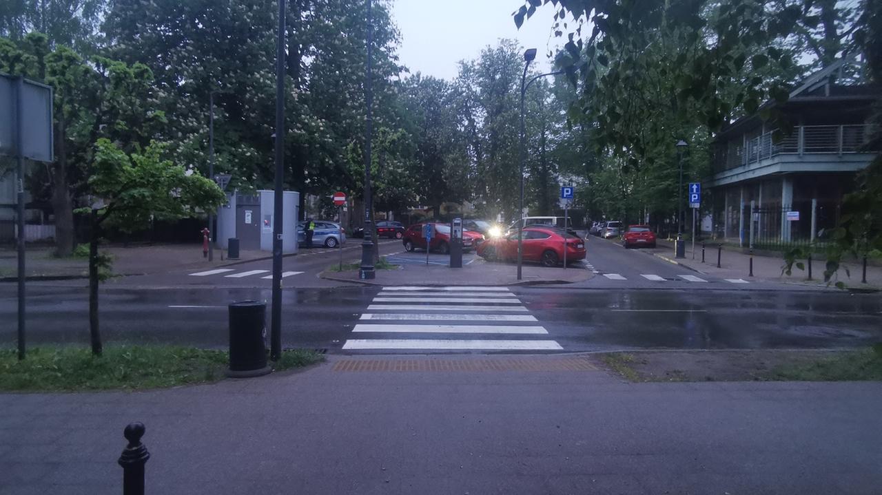 Wypchnął córkę sprzed nadjeżdżającej taksówki. Sam nie uniknął potrącenia