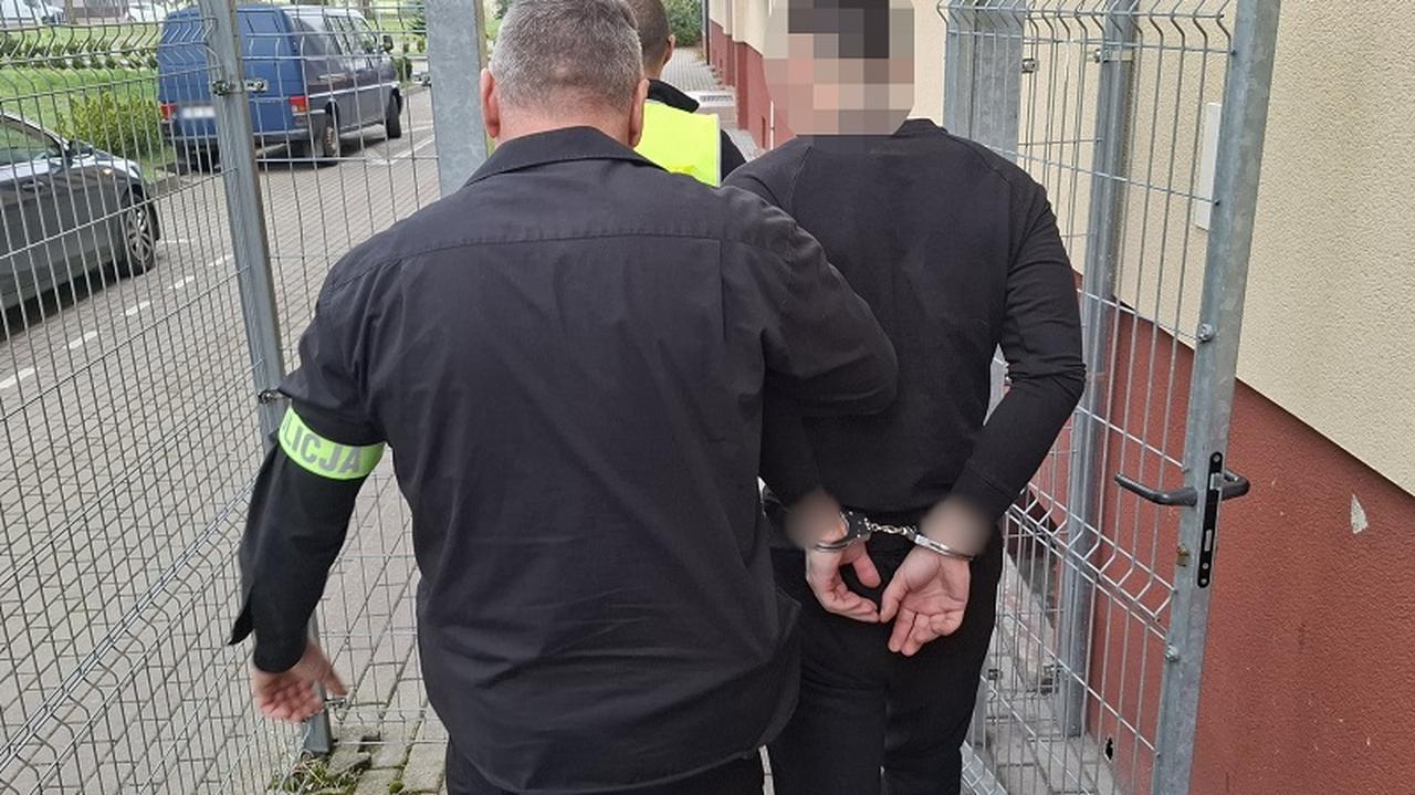 Podszywał się pod kobietę na portalu randkowym, potem szantażował