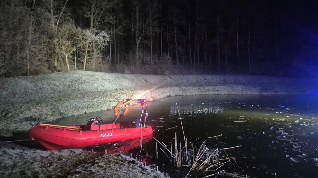 Załamał się lód, mężczyzna wpadł do stawu