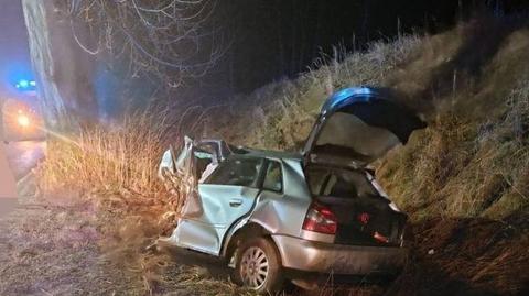 Cztery osoby ranne w wypadku drogowym w Wandowie. Samochód uderzył w drzewo