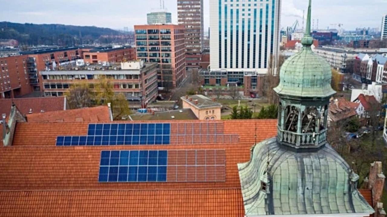 Zdemontowano część paneli z dachu gdańskiej bazyliki. Instalacja powstała bez zgody konserwatora