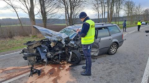 Czołowe zderzenie samochodów. Jedna osoba nie żyje, dwie w szpitalu