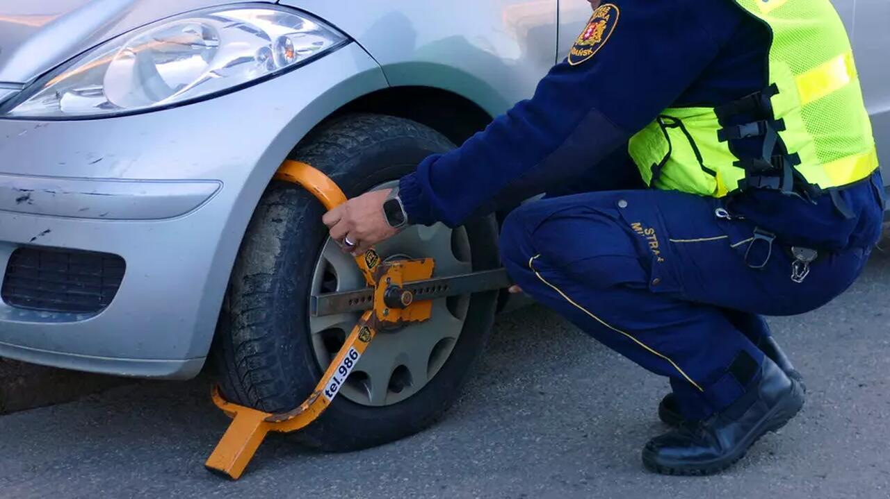 Założył blokadę na swoje auto. To miał być sposób na mandat