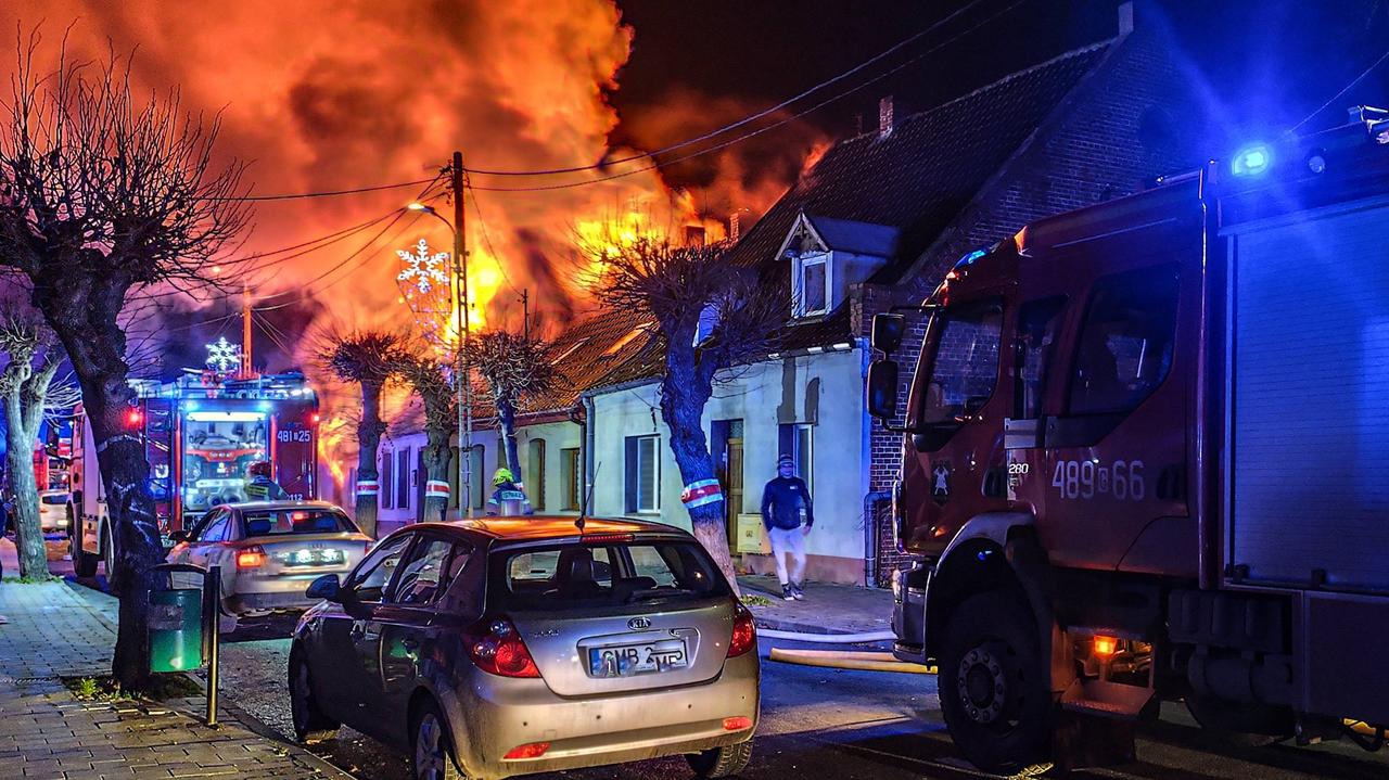Groźny pożar w Nowym Stawie. Cztery budynki objęte ogniem