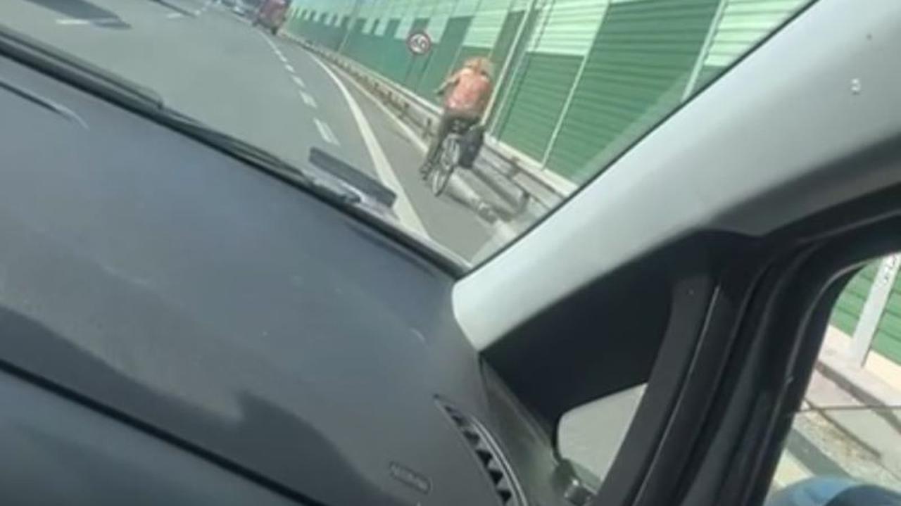 Wjechali rowerami na obwodnicę. Chcieli skrócić drogę. Nagranie