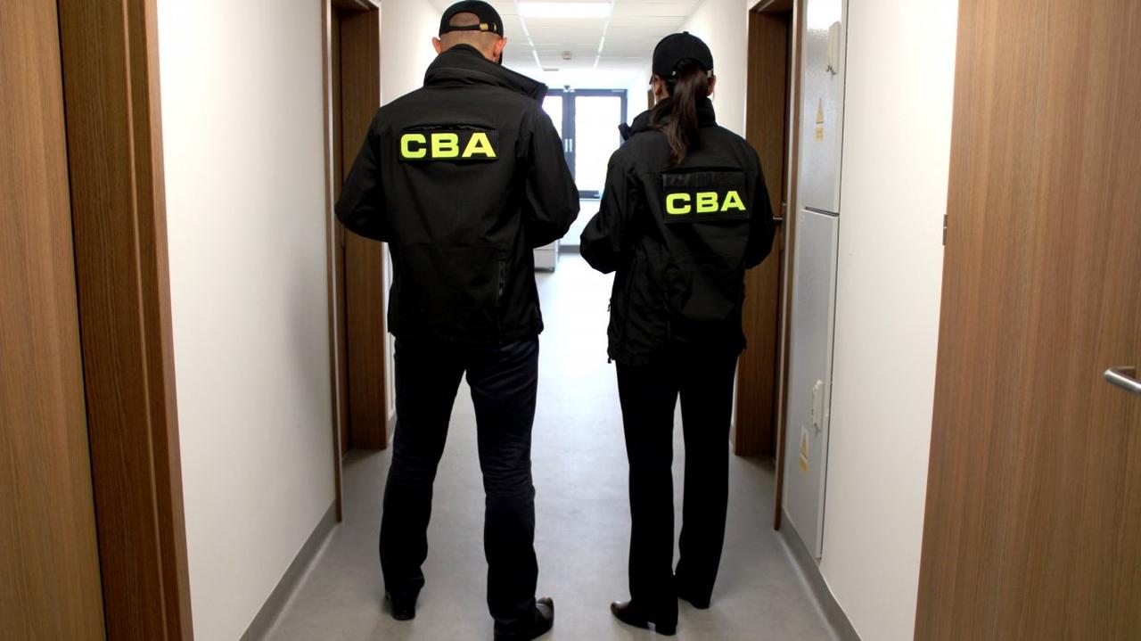 CBA u Piesiewicza, zarzuty dla policjanta, Ziobro unika komisji