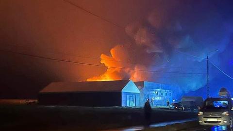 Pożar fabryki mebli w Wałdowie Królewskim. Płomienie gasiło 15 jednostek