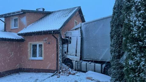 Rozpędzona ciężarówka wbiła się w ścianę budynku. W domu były dwie osoby (materiał z 21.01.2023)