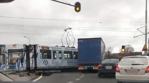 Zderzenie samochodu ciężarowego z tramwajem (wideo bez dźwięku)