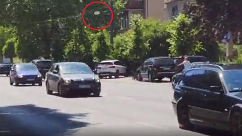 Mężczyźni rzucali frisbee nad ruchliwą ulicą Sopotu