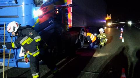 Zderzenie osobówki z pojazdem ciężarowym w Leśnicach