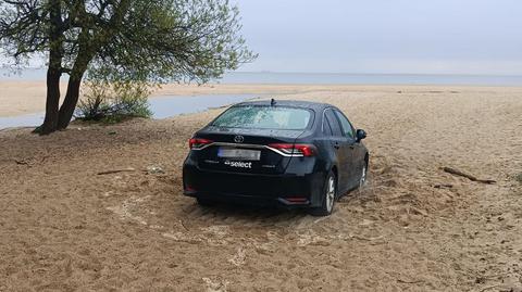 Wjechał samochodem na plażę i zakopał się w piasku