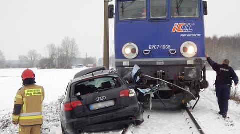 Wypadek na niestrzeżonym przejeździe kolejowym. Pociąg uderzył w bok pojazdu