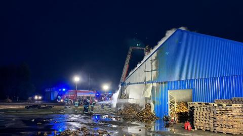 Płonął zakład produkujący palety. Strażacy gasili go do rana