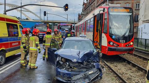 Zderzenie samochodu z tramwajem. Dwie osoby trafiły do szpitala