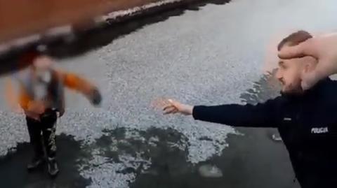 Pod dziewięciolatkiem załamał się lód. Nagranie z akcji ratunkowej w kanale