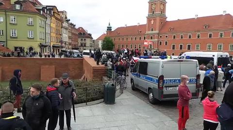 Polish entrepreneurs protest at Warsaw's Old Town surrounded by the police