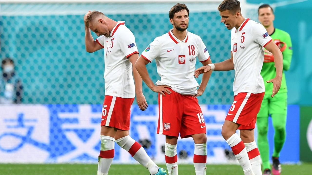 Poland national team devastated after losing to Slovakia in Euro 2020 - TVN24