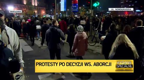 Protesters in Warsaw dance the Polonaise 