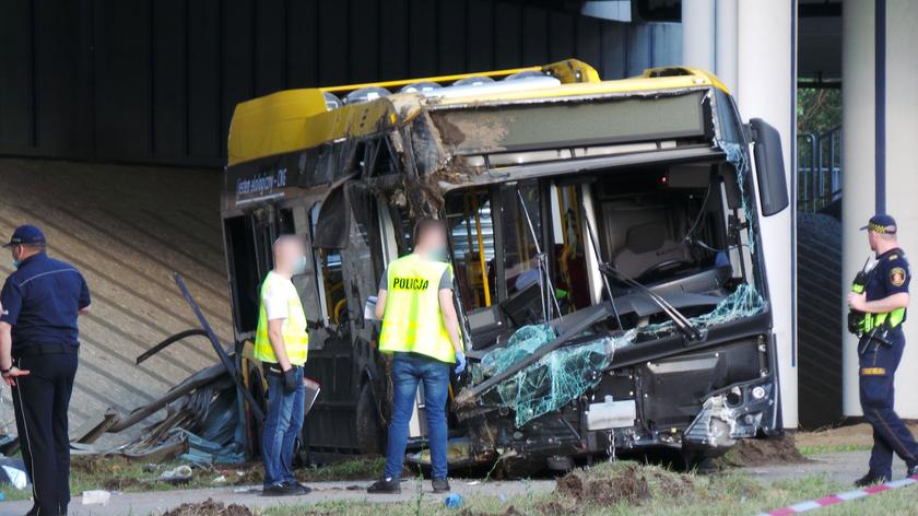Bus accident in Warsaw recorder on various dashcams
