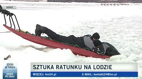 Akcja ratownicza WOPR przy użyciu sań lodowych (TVN24)