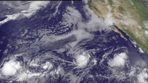 Animacja zdjęć satelitarnych obrazujących huragan Iselle i Julio na Pacyfiku