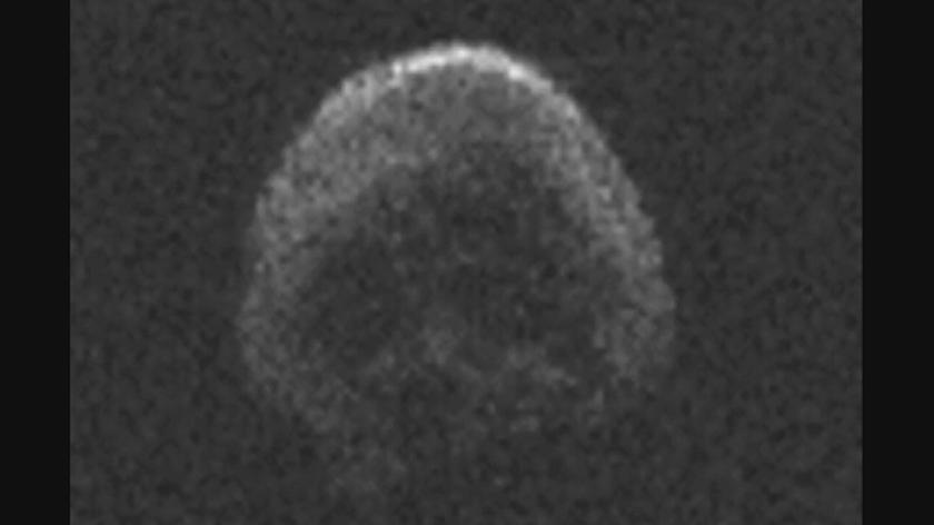 Asteroida przypomina trupią czaszkę