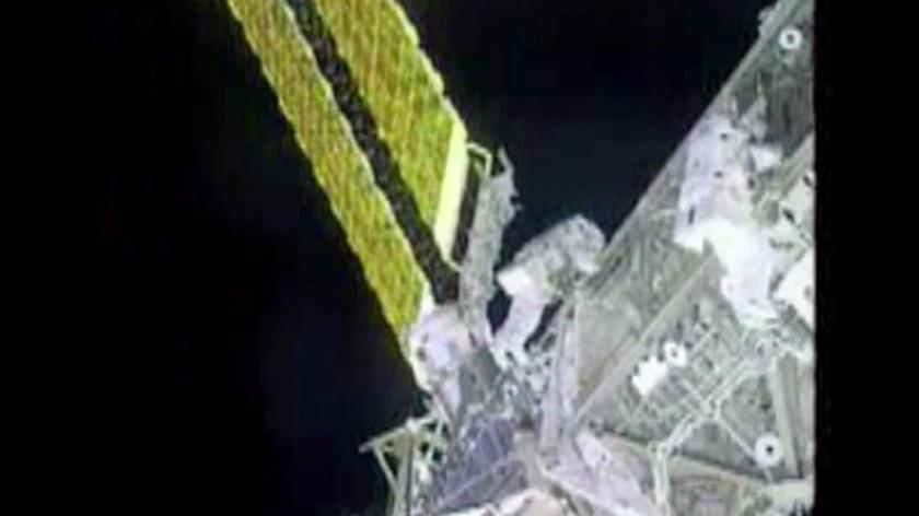 Astronaci Peggy Whitson i Dan Tani naprawiają element ISS