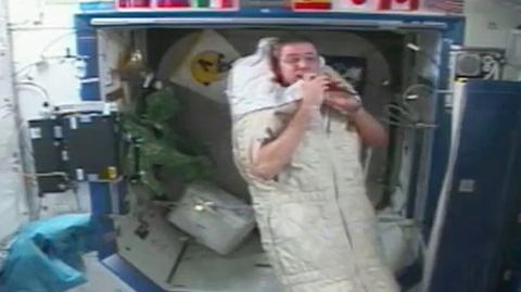 Astronauta Bill McArthur tłumaczy, jak się śpi w kosmosie