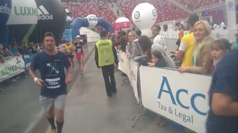 Biegacze na mecie Maratonu Warszawskiego w 2014 roku
