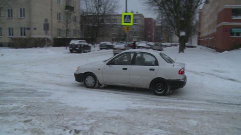 Błoto pośniegowe i oblodzenia są udręką dla kierowców i pieszych