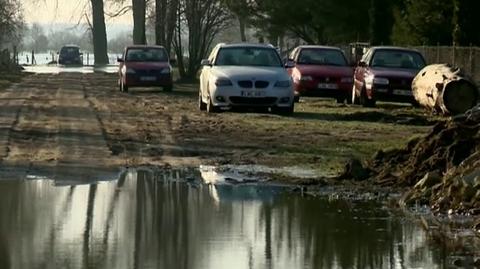 Bug wystapił z koryta. Gospodarstwa odcięte od świata (TVN24)